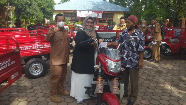 Anggota DPRD Kota Padang Elly Thrisyanti Serahkan Enam Unit Becak Motor ke Warga di Enam Daerah