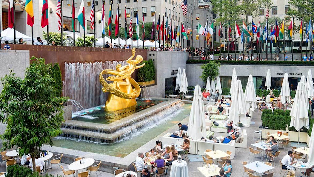 Trung tâm Rockefeller là một khu phức hợp quan trọng của thành phố New York . Đến đây, du khách có thể thưởng thức kiến ​​trúc Art Deco và tác phẩm nghệ thuật được tích hợp trên toàn khu vực.    Khu phức hợp Trung tâm Rockefeller là nơi có Sân băng Rock Cente nổi tiếng , thường được chuyển đổi thành khu vực ăn uống hoặc phòng khách trong những tháng ấm hơn. Trượt băng là một trong những trải nghiệm bạn không thể bỏ qua.