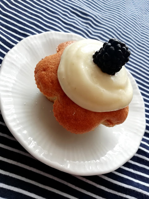 muffiny z owocami muffiny z kremem babeczki z owocami cupcakes 