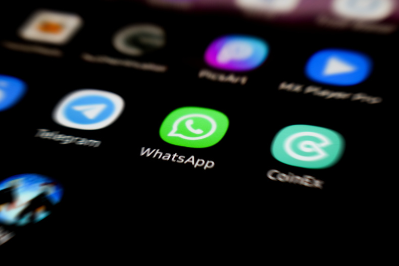 Logotipo de WhatsApp en la pantalla de un teléfono | Ximinia
