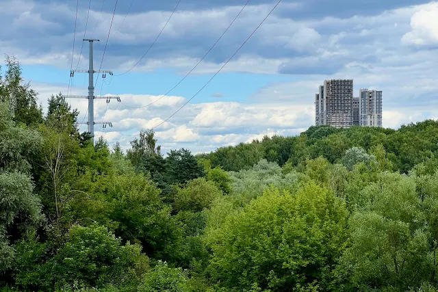 Нахимовский проспект, парк Долина реки Котловки, строящийся жилой комплекс TopHILLS