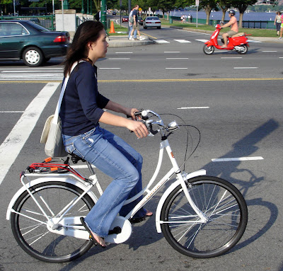 Boston cyclist white bag and bike