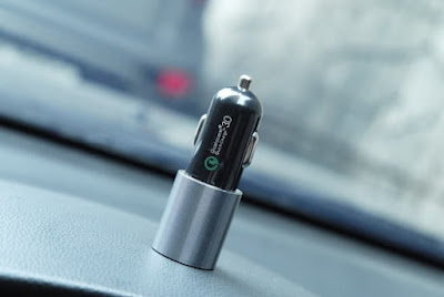 Tips Mengisi Daya Smartphone di Mobil Aman dengan Car Charger