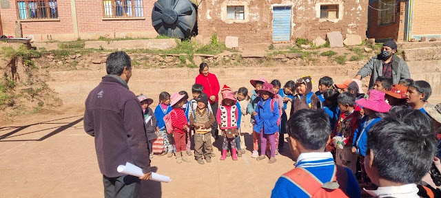 Wir danken allen Spendern im Namen der Schüler der Q'araqochi-Bildungseinheit in Bolivien. Ich bringe Gottes Wort und Unterstützung in Form von Schulmaterial für die Schüler der Bildungseinheit.