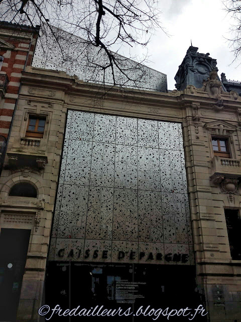 Toulouse, Caisse d'Epargne rue du Languedoc métal perforé