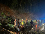 Gotong Royong TNI-Polri Bersihkan Pohon Tumbang di Puncak Lalingato