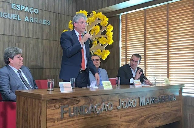 Ricardo Coutinho toma posse como presidente de fundação do PSB