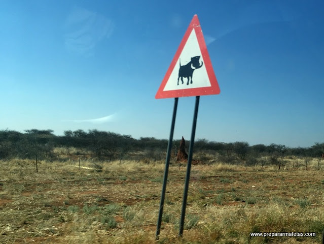 señales en las carreteras de Namibia