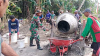 Babinsa Desa Patampanua Bangun Jembatan Pakka Salo Bersama Masyarakat