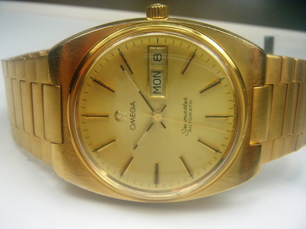 ... 1022 DAY/DATE MEN'S WATCH IN GOLD PLAQUE CASE GOLD DIAL . Price RM1850