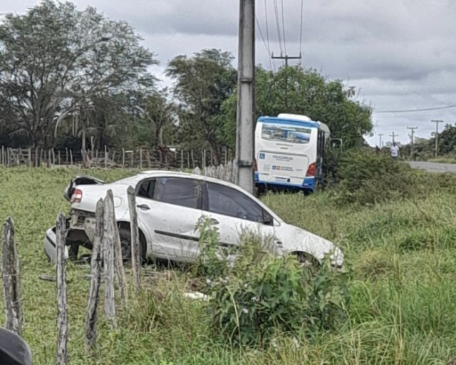 Micro-ônibus de Policlínica se envolve em acidente na BA 130 entre São José e Capim Grosso