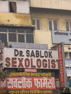 Hindistan'daki bir seksolojist doktorun tabelası.