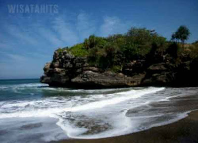 Apa yang terbesit di fikiran anda kalau mendengar kata Pantai Eksotisme pasir hitam Pantai Jolosutro Blitar