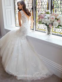 Rückenfreies Brautkleid. Hochzeitskleid mit freiem Rücken. Aktuelle Kollektion. Rückenfreies Brautkleid. Hochzeitskleider mit freiem Rücken.