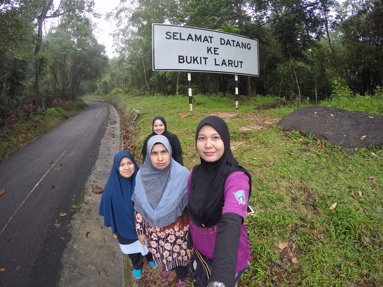 Bukit Larut atau Bukit Maxwell terletak di Taiping Perak dengan ketinggian 1 200 meter Kawasan ini merupakan kawasan tanah tinggi yang paling basah di