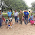 Médicos y trabajadores sociales con las  familias evacuadas por la inundación