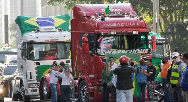 Caminhoneiros realizam ‘mega manifestação’ contra lockdown imposto por Doria em SP