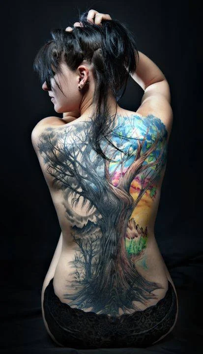 tatto arbol de colores espalda mujer