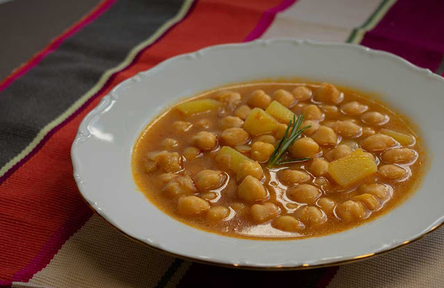 Garbanzos caldosos con patata - aguacateykiwi