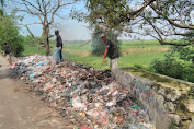 Gerakan Cinta Kebersihan Dilakukan Para Pemuda Bersihkan Sampah