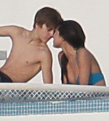 justin bieber kissing selena gomez. PHOTOS: Justin Bieber And