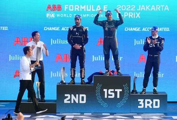 Presiden Jokowi Serahkan Piala ke Pemenang Formula E, Netizen: Keren Pak Anies, Berjiwa Besar