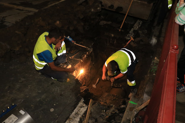 Operarios de la contrata y las brigadas trabajan en solucionar la fuga