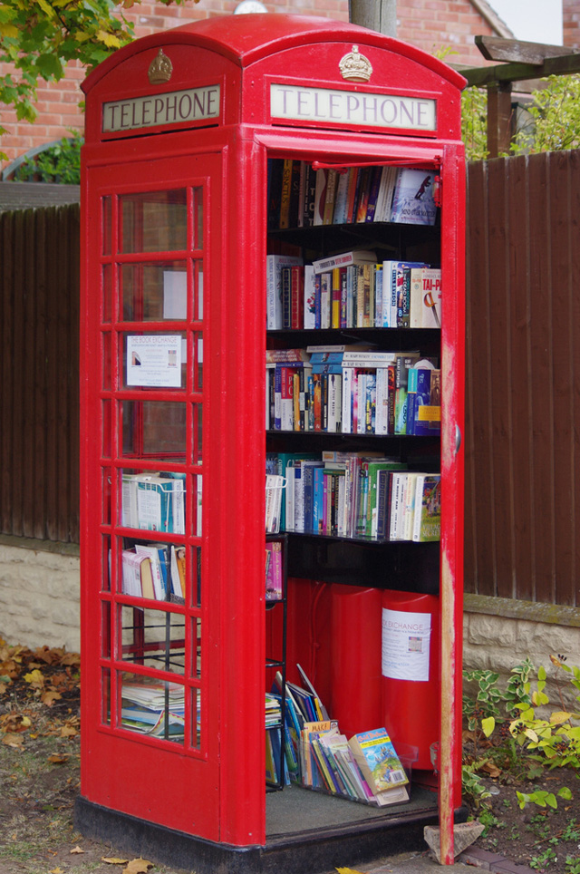 Ingleses transformam cabine telefônica em biblioteca