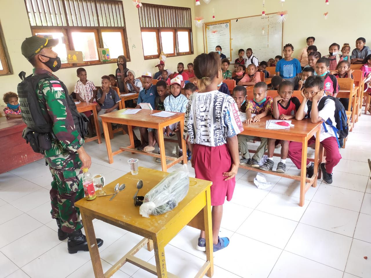Satgas Pamtas Hibur Anak-Anak Papua Dengan Atraksi Sulap