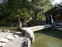 一本の切り石を渡ると松琴亭の茶室である