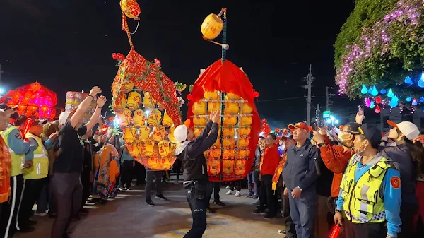 ▲花壇文德宮白沙坑迎燈排慶元宵。（記者林明佑攝）