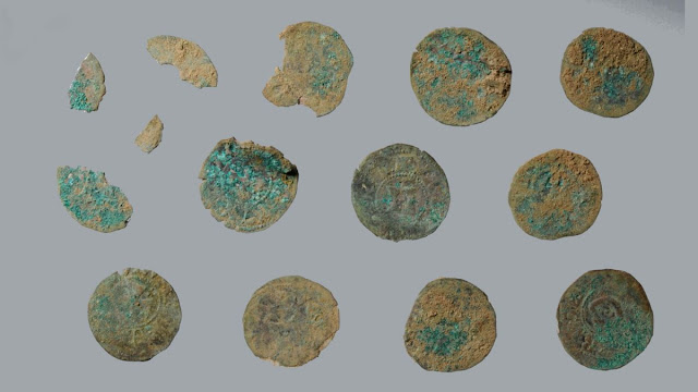 Μια επιλογή από ασημένια νομίσματα που βρέθηκαν στον θησαυρό. Χρονολογούνται στην εποχή του βασιλιά Βάλντεμαρ Β΄. [Credit: © ALSH]