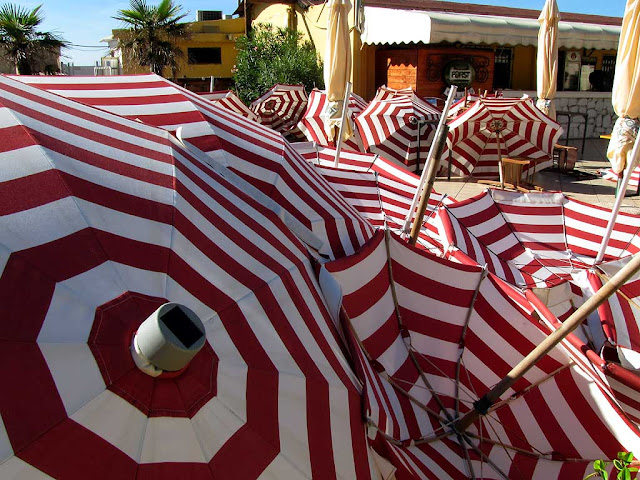 Controllo degli ombrelloni prima dell'immagazzinaggio, bagni, Livorno