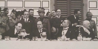 Mussolini in un banchetto ufficiale all'aperto