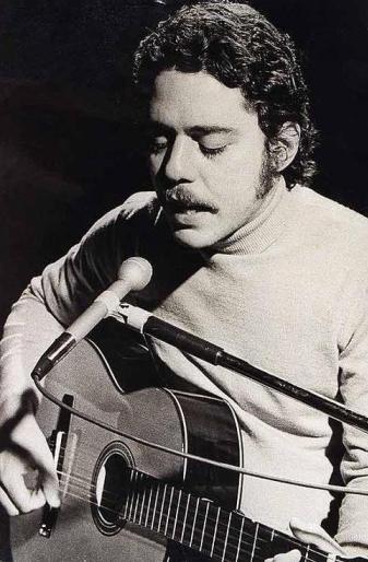 Foto de Chico Buarque con su guitarra