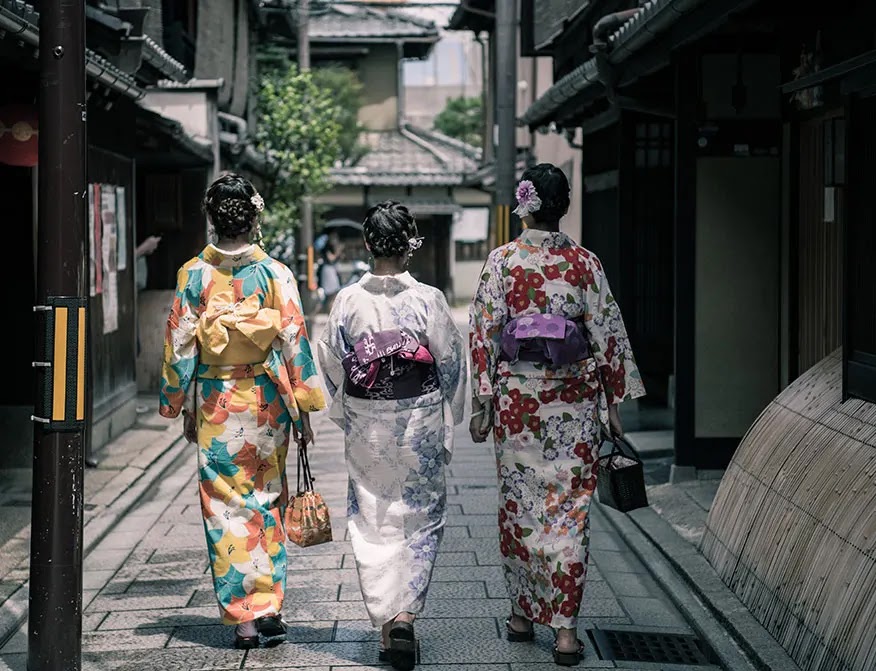 tres-geishas-caminando-entre-edificios
