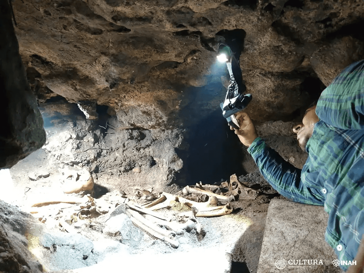 Ένας αρχαιολόγος μέσα στον πρόσφατα ανακαλυφθέν ταφικό θάλαμο στο Tulum. [Credit: Εθνικό Ινστιτούτο Ανθρωπολογίας και Ιστορίας (INAH)]