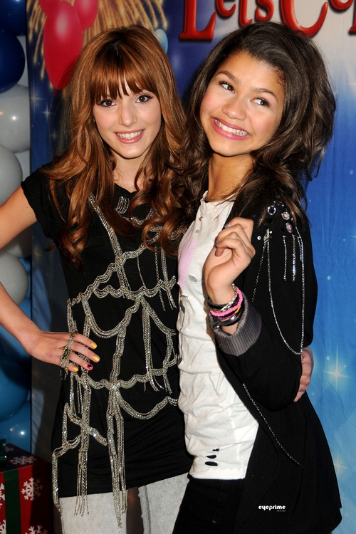 Bella Thorne y Zendaya en Disney On Ice