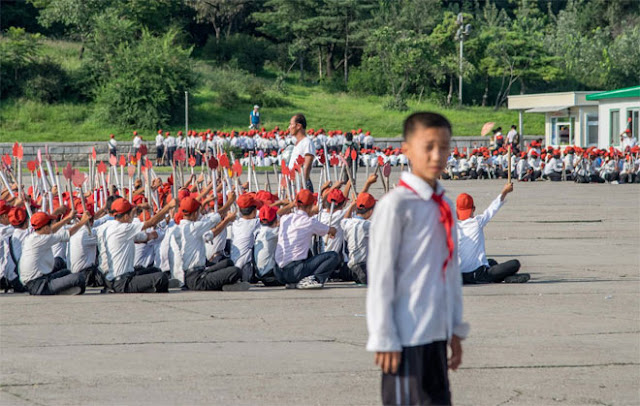 Triều Tiên khuyến khích du khách chụp ảnh các nhóm sinh viên, học sinh nước này tập đồng diễn. Trong ảnh là một nhóm học sinh đang diễn tập chuẩn bị cho lễ kỷ niệm 70 năm thành lập Đảng Lao động Triều Tiên.