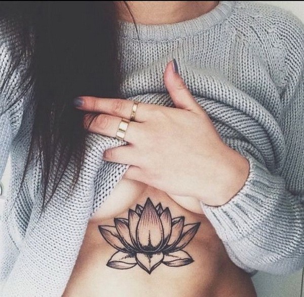 Tatuagem De Flor De Lótus Sob Mama