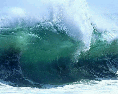  Super-onda  A onda mais alta da história foi registrada por uma boia no Atlântico Norte.  Com 19 metros de altura, ela surgiu entre a Islândia e o Reino Unido, na costa das Ilhas Hébridas Exteriores, também conhecidas como Ilhas Ocidentais, situadas no noroeste da Escócia.  O fenômeno se formou depois da chegada de uma forte frente fria, com ventos de mais de 80 quilômetros por hora, no dia 4 de fevereiro de 2013.  É, segundo a Organização Meteorológica Mundial (OMM), um novo recorde para uma onda oceânica - o comitê de especialistas da OMM - que é um organismo das Nações Unidas - ratificou o novo recorde somente agora, quase quatro anos após o evento.  A marca anterior era de uma onda de 18,275 metros de altura registrada em dezembro de 2007, também no Atlântico Norte.  "É a primeira vez que se mede uma onda de 19 metros. Trata-se de um recorde notável," disse o subsecretário-geral da OMM, Zhang Wenjian    Maior onda do mundo  Muito provavelmente, porém, esta não é a maior onda do mundo. Em 2002, um navio avistou uma onda de 29 metros no mesmo oceano, mas não houve medições ratificadas pela organização.  A altura de uma onda é medida da sua crista até a crista da que a sucede.  A boia que fez o registro é parte da rede de Estações Meteorológicas Marinhas Automáticas, do Escritório de Meteorologia do Reino Unido. Esse tipo de equipamento complementa as medições feitas por navios e satélites que monitoram as previsões meteorológicas em alto-mar.  Ondas gigantes  As ondas gigantes frequentemente ocorrem no Atlântico Norte, cujas águas se estendem da costa do Canadá ao sul da Islândia e ao oeste do Reino Unido.  De acordo com a OMM, no inverno a circulação dos ventos e os sistemas de baixa pressão atmosférica causam tempestades ou ciclones extratropicais.  O fenômeno contribui para o equilíbrio térmico das regiões equatoriais e das regiões polares.    Fonte: BBC