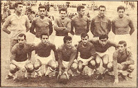 GRANADA C. F. - Granada, España - Temporada 1959-60 - Piris, Becerril, Pellejero, Forneris, Candi (portero suplente) y Méndez; Vicente, Juanito Vázquez, Carranza, Martinez, Benavidez y Arsenio Iglesias - ATLÉTICO DE MADRID 0 GRANADA C. F. 2 (Martínez y Carranza) - 18/10/1959 - Liga de 1ª División, jornada 6 - Madrid, estadio Metropolitano - Con Janos Kalmar de entrenador, el Granada fue 12º en la Liga