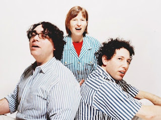 Banda americana YO LA TENGO : Ira Kaplan (voz, guitarra y piano), Georgia Hubley (voz, piano y batería) y James McNew (voz y bajo)