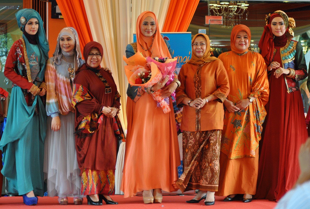 30 Ide Baju  Kebaya Orange  Cocok  Dengan  Jilbab  Warna  Apa  