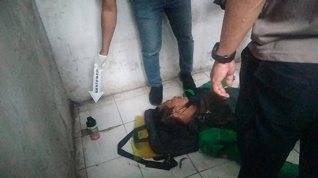 Viral!!!, Diduga Karena Stress, Driver Ojol Ditemukan Tergeletak Di halaman Kantor Walikota Makassar Seusai Minum Racun