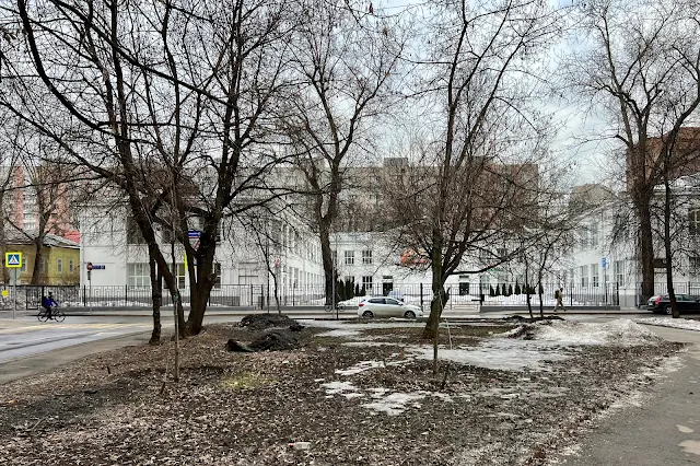 Налесный переулок, Переведеновский переулок, Клиника Елены Малышевой – бывшая поликлиника № 129