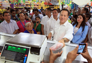 presidente-varela-comprando-en-cadena-de-supermercado-pouplar