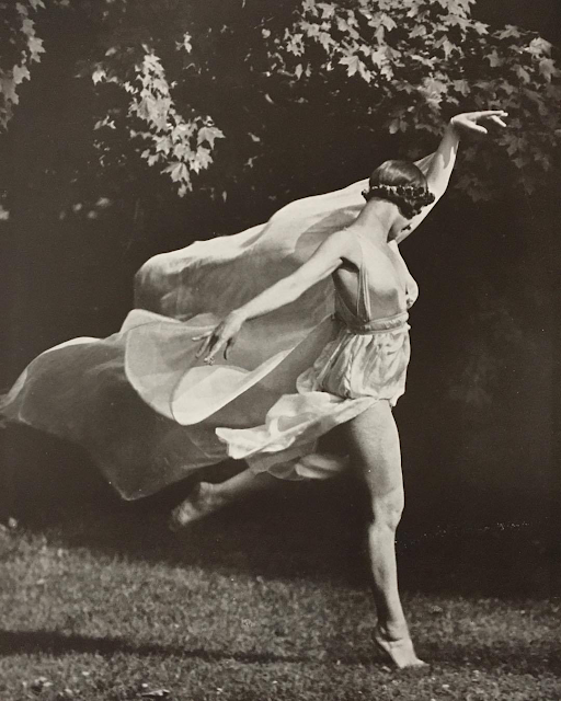 الراقصة إيزادورا دانكن Isadora Duncan