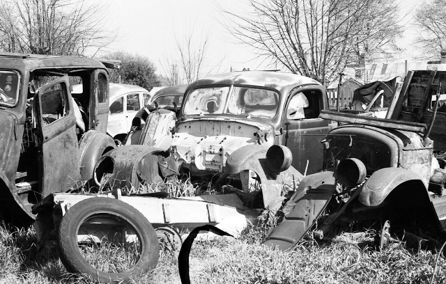 Fotografías de antiguos desguaces y cementerios de coches en los años 40 y 50