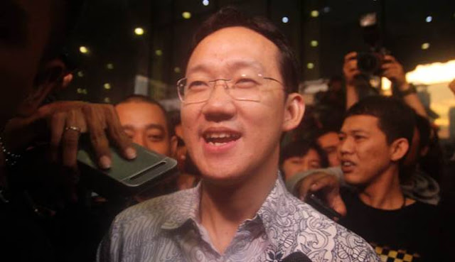 Ini yang Dicecar KPK dari Sunny Tanuwidjaja Staf Khusus Ahok HorasSumutNews.com - Berita Terkini Sunny Tanuwidjaja, staf khusus Gubernur DKl Jakarta, Basuki Tjahaja Purnama mengaku dicecar penyidik Komisi Pemberantasan Korupsi mengenai proses pembahasan Rancangan Peraturan Daerah mengenai Reklamasi di Teluk Jakarta.  Hal tersebut diungkapkan oleh Sunny, usai menjalani pemeriksaan penyidik sebagai saksi terkait kasus tersebut. Sunny mengaku dicecar sekitar 12 pertanyaan oleh penyidik mengenai hal tersebut. Metro Jakarta, Berita KPK, Hukum, 